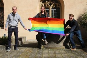 Die KjG-Diözesanleitung hat bei der Frühjahrsdiözesankonferenz ein Zeichen für die Segnung gleichgeschlechtlicher Partnerschaften gesetzt.