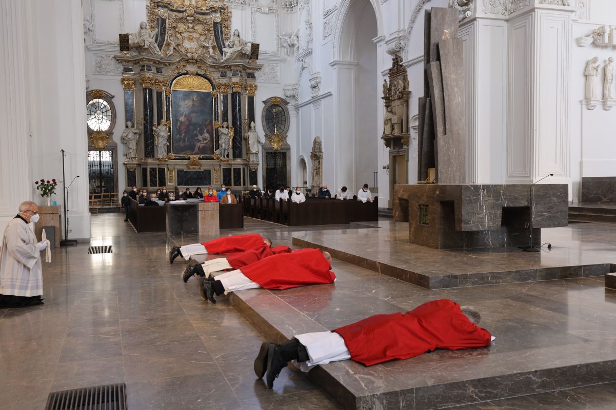 Bischof Dr. Franz Jung und die Konzelebranten legten sich zu Beginn der Feier vor dem Altar auf den Boden. 