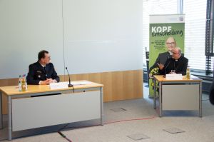 Polizeipräsident Gerhard Kallert (links) und Bischof Dr. Franz Jung bei der Pressekonferenz zum Start der Präventionskampagne #KopfEntscheidung.