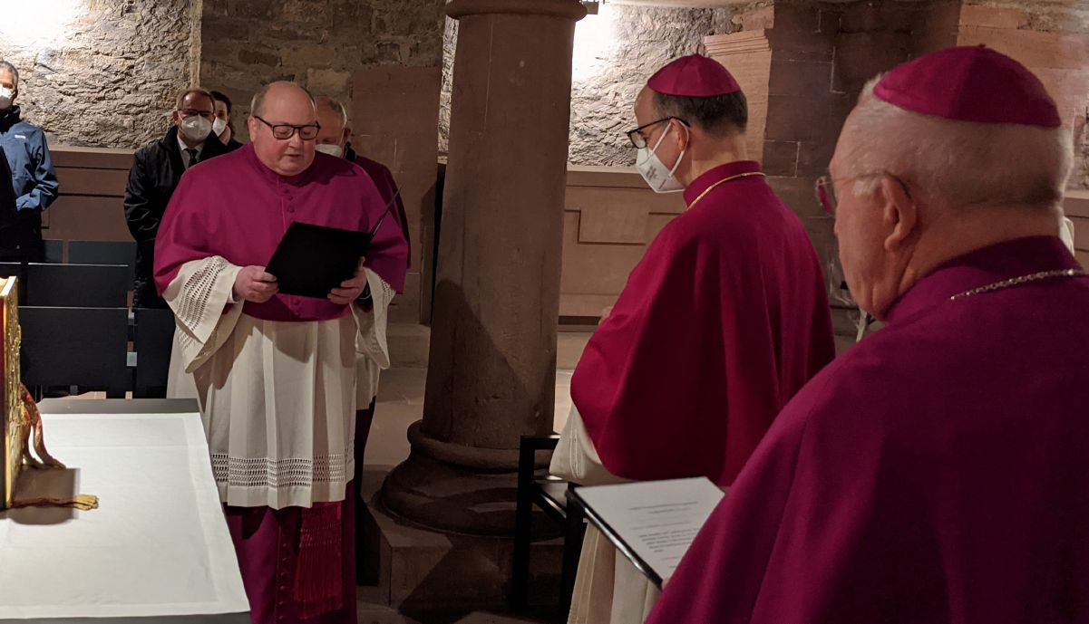 Dompfarrer Stefan Gessner (links) legte vor Bischof Dr. Franz Jung und Weihbischof Ulrich Boom das Glaubensbekenntnis ab. 