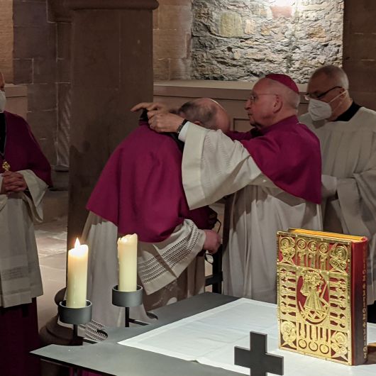 Weihbischof Ulrich Boom überreichte Stefan Gessner in der Krypta des Doms das Kapitelskreuz.