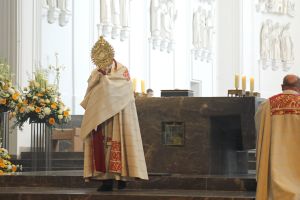 Bischof Dr. Franz Jung feierte am Donnerstag, 3. Juni, den Fronleichnamsgottesdienst im Kiliansdom.