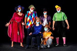 Mit dem Stück "Korrekte Lebenslust" startet das Clownsensemble des "Theaters Augenblick" in die Freilichtsaison.