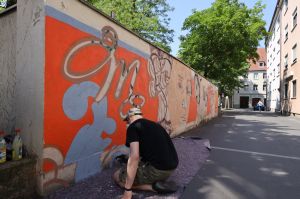 Das Street-Art-Duo ATE hat aus Anlass des 100. Jubiläums des Würzburger Mozartfests eine Außenmauer am Gelände des Bischöflichen Ordinariats in Würzburg mit einem Mozart-Graffiti verziert.