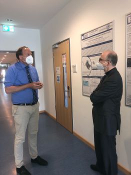 Professor Dr. Dr. Lorenz Meinel (links) im Gespräch mit Bischof Dr. Franz Jung.
