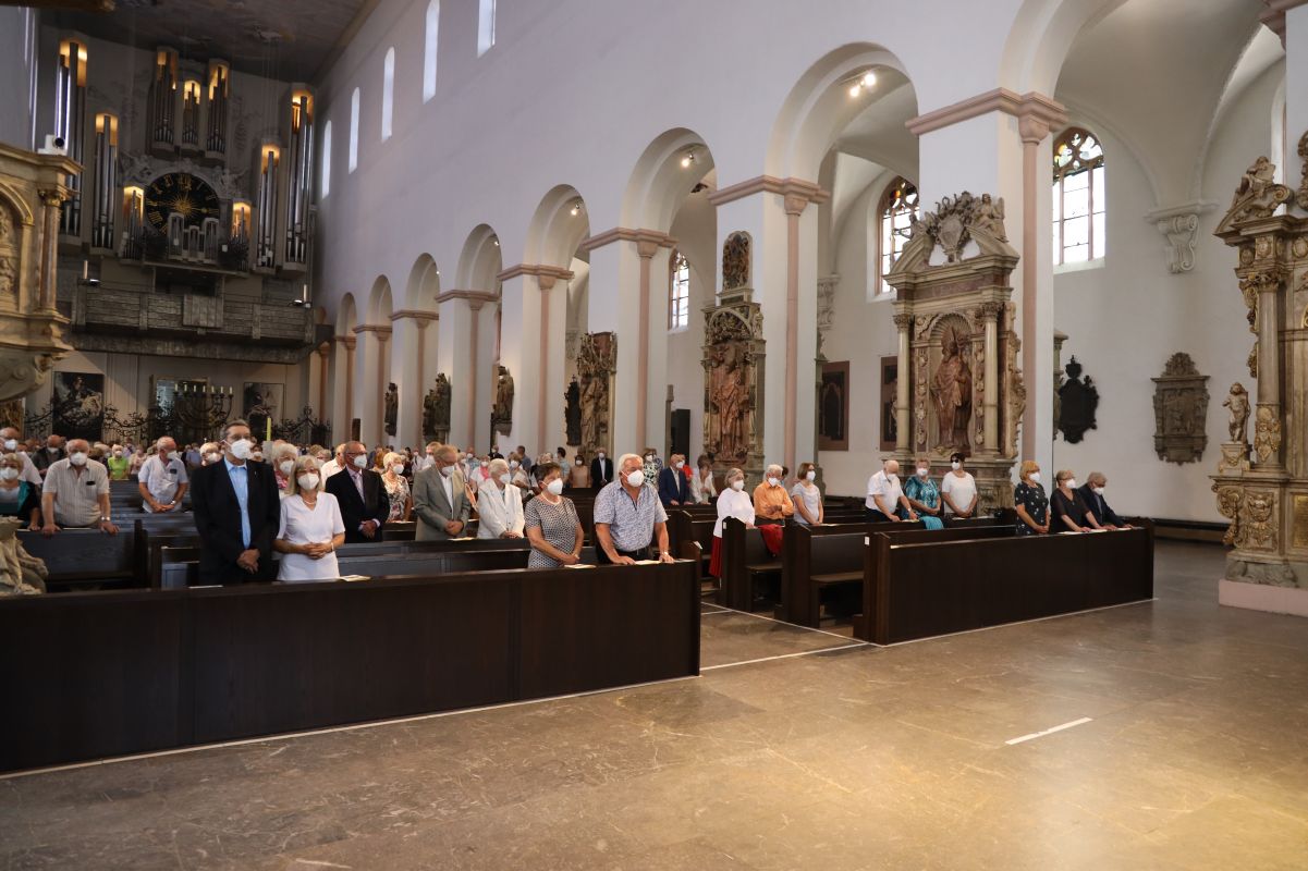 Mit rund 110 Ehepaaren aus der ganzen Diözese hat Weihbischof Ulrich Boom am Mittwochnachmittag, 23. Juni, einen Pontifikalgottesdienst gefeiert. Eingeladen waren Ehejubilare, die in den Jahren 2020 und 2021 auf 50, 60 oder 65 gemeinsame Jahre zurückblicken.