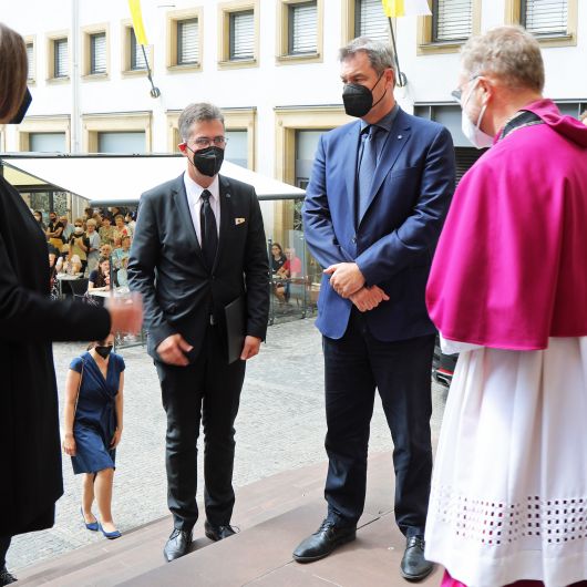 Domdekan Dr. Jürgen Vorndran (rechts) begrüßt Ministerpräsident Dr. Markus Söder, Oberbürgermeister Christian Schuchardt und Landtagspräsidentin Ilse Aigner (von rechts).