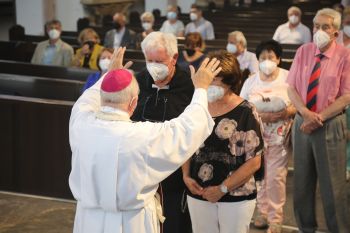 Weihbischof Ulrich Boom feierte am Montagnachmittag, 26. Juni, einen Gottesdienst für Ehepaare, die 2020 oder 2021 ihr goldenes, diamantenes oder eisernes Ehejubiläum hatten. Im Anschluss konnten sich die Paare segnen lassen.