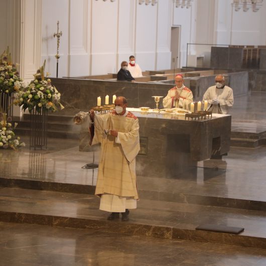 Mit rund 100 Ehepaaren aus der ganzen Diözese hat Bischof Dr. Franz Jung am Montagabend, 28. Juni, einen Gottesdienst im Würzburger Kiliansdom gefeiert. Eingeladen waren Ehejubilare, die in den Jahren 2020 und 2021 ihr silbernes Ehejubiläum feiern. Nach dem Gottesdienst ließen sich die Ehepartner von Bischof Jung und weiteren Priestern und Diakonen mit Abstand segnen.