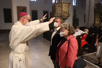 Bischof Dr. Franz Jung segnete nach dem Gottesdienst die Ehepaare.