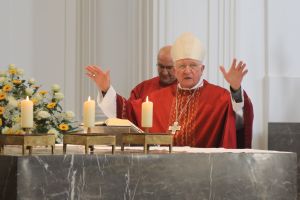Weihbischof Ulrich Boom feierte am Dienstagnachmittag, 29. Juni, einen Gottesdienst für Ehepaare, die 2020 oder 2021 ihr goldenes, diamantenes oder eisernes Ehejubiläum hatten.