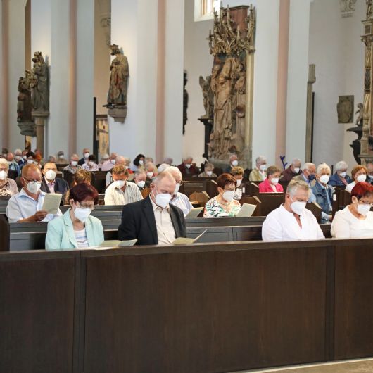 	 Weihbischof Ulrich Boom feierte am Mittwochnachmittag, 30. Juni, einen Gottesdienst für Ehepaare, die 2020 oder 2021 ihr goldenes, diamantenes oder eisernes Ehejubiläum hatten. Im Anschluss konnten sich die Paare segnen lassen.
