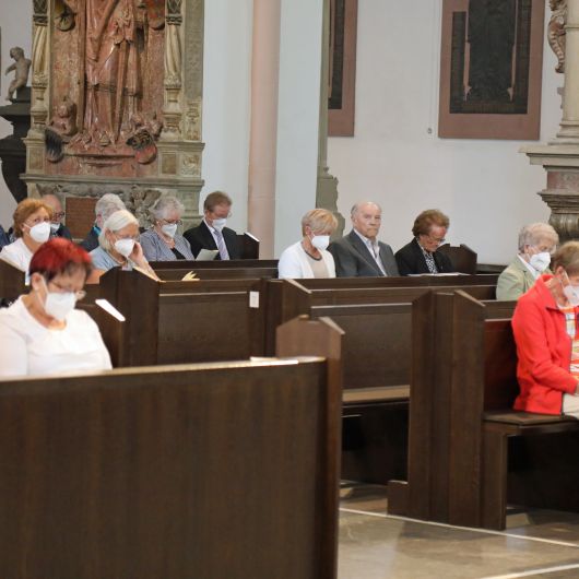 	 Weihbischof Ulrich Boom feierte am Mittwochnachmittag, 30. Juni, einen Gottesdienst für Ehepaare, die 2020 oder 2021 ihr goldenes, diamantenes oder eisernes Ehejubiläum hatten. Im Anschluss konnten sich die Paare segnen lassen.