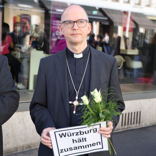 Bischof Dr. Franz Jung nahm mit Schild und Blumen teil.