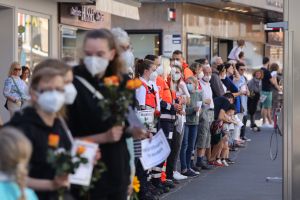 Zahlreiche Menschen nahmen an der Aktion "Würzburg trauert" teil. Viele trugen Schilder mit der Aufschrift "Würzburg trauert" und "Würzburg hält zusammen" oder Blumen in den Händen.