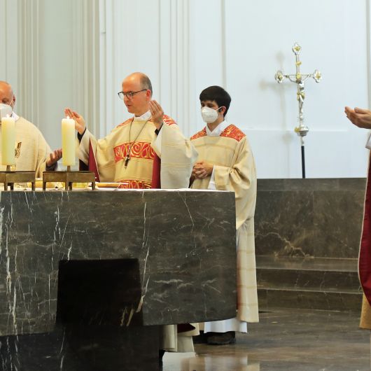 Bischof Dr. Franz Jung feierte am Freitagnachmittag, 2. Juli 2021, einen Dankgottesdienst im Kiliansdom mit Ehepaaren, die goldenes, diamantenes oder eisernes Ehejubiläum feiern.