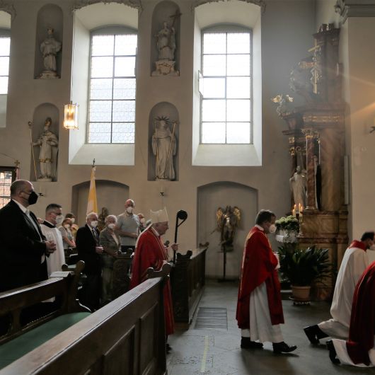 Weihbischof Ulrich Boom feierte am Donnerstagabend ein Pontifikalamt in der Pfarrkirche Sankt Michael in Zeil am Main.