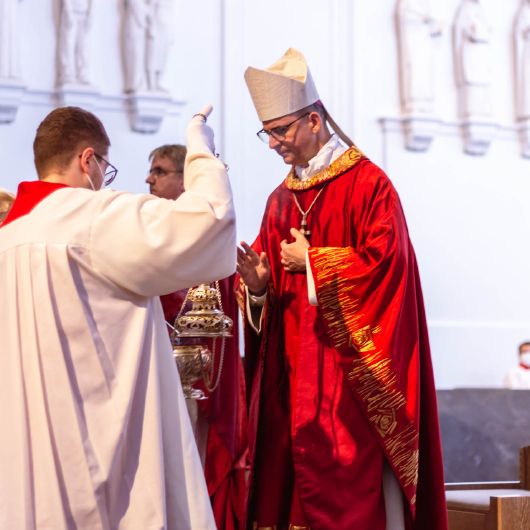 Bischof Dr. Franz Jung hat am Hochfest der Frankenapostel, Donnerstag, 8. Juli, mit haupt- und ehrenamtlichen Mitarbeiterinnen und Mitarbeitern der Caritas ein Pontifikalamt im Würzburger Kiliansdom gefeiert.