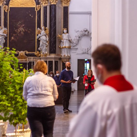 Bischof Dr. Franz Jung hat am Hochfest der Frankenapostel, Donnerstag, 8. Juli, mit haupt- und ehrenamtlichen Mitarbeiterinnen und Mitarbeitern der Caritas ein Pontifikalamt im Würzburger Kiliansdom gefeiert.