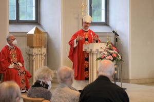 Bischof Dr. Franz Jung feierte eine Kiiani-Pontifikalmesse am Freitagvormittag, 9. Juli 2021, im Juliusspital.