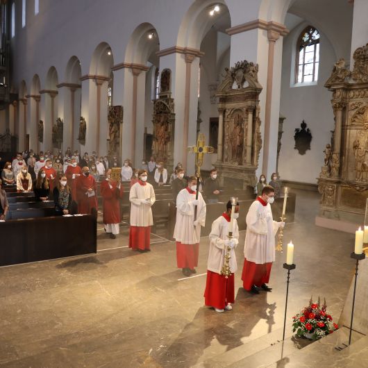 Weihbischof Ulrich Boom hat im Auftrag von Bischof Dr. Franz Jung 33 Frauen und sieben Männern am Freitagabend, 9. Juli, im Kiliansdom die Missio canonica verliehen.