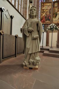 DIe neue Statue des Apostels Matthäus steht für die Segnung im Chorraum der Würzburger Marienkapelle. 
