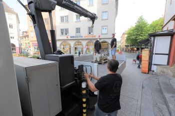 Die neue Statue des Apostels Matthäus für die Würzburger Marienkapelle ist am Montagmorgen, 12. Juli, mit einem Lkw angeliefert worden.