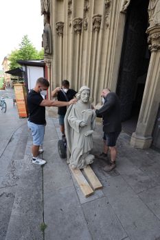 Beim Anliefern der Statue (von links) Michael, Boris und Daniel Rycek.