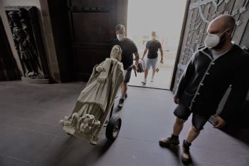 Steinbildhauer Boris Rycek rollte die Figur auf einer Lastenkarre durch das Hauptportal in die Marienkapelle.