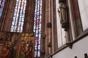 Oberhalb des Flügelaltars im Chorraum der Marienkapelle wird die Statue des Apostels Matthäus ihren Platz finden.