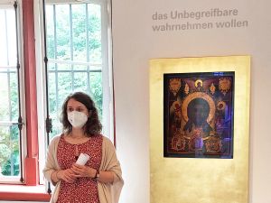 Um Kunst und Glauben ging es bei einem Workshop in der Mildenburg für Firmlinge und ihre Paten. Das Bild zeigt Vera Dembski, Kulturvermittlerin Museen der Stadt Miltenberg, mit einer Christusdarstellung aus der Zeit um 1800.