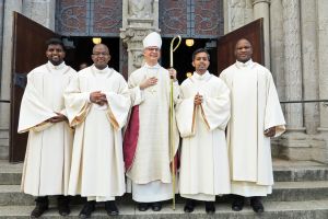 Bischof Dr. Franz Jung (Mitte) mit den neu geweihten Diakonen (von links): Xavier Melvettom, Evans Iregi, Jacob Edathinattu und Martins Omale.