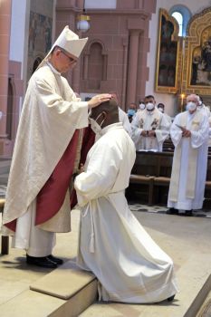 Unter Handauflegung und Gebet  weiht Bischof Dr. Franz Jung Martins Omale (Nigeria) zum Diakon.