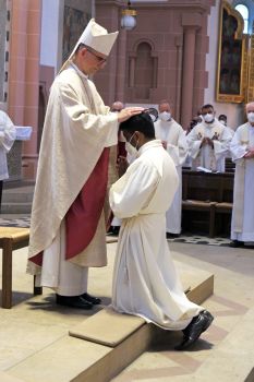 Unter Handauflegung und Gebet  weiht Bischof Dr. Franz Jung Xavier Melvettom (Indien) zum Diakon.