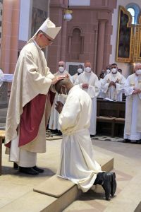 Unter Handauflegung und Gebet  weiht Bischof Dr. Franz Jung Evans Iregi (Kenia) zum Diakon.