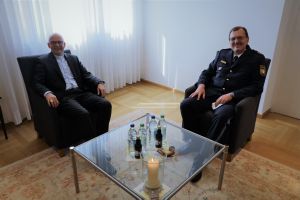 Zu einem Abschiedsbesuch vor seiner Pensionierung ist Polizeipräsident Gerhard Kallert (rechts) am Donnerstag, 22. Juli, zu Bischof Dr. Franz Jung ins Würzburger Bischofshaus gekommen.