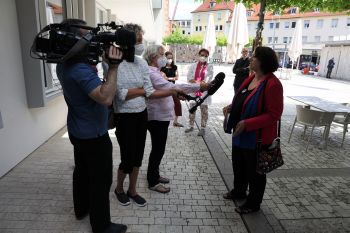 Direkt nach dem Gespräch schilderten die Beteiligten (rechts Edeltraud Hann vom Katholischen Deutschen Frauenbund) Medienvertretern ihre Eindrücke.