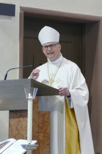 „Wer einen Neuanfang machen will, der braucht neues Personal“, erklärte Bischof Dr. Franz Jung in seiner Predigt.