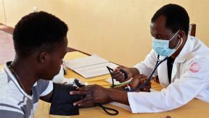 Internist Dr. Dennis Ngatemelela untersucht einen Patienten.
