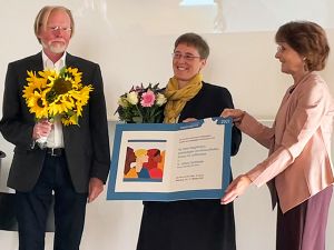 Schwester Juliana Seelmann (Mitte) erhält den Würzburger Friedenspreis 2021 von Armin Meisterernst und Gerda Kresse vom Komitee.
