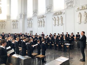 27 Nachwuchssänger, begleitet von jeweils einem Jungen Herren als Chorpaten, wurden am Sonntag, 10. Oktober, vorgestellt und in den Hauptchor der Domsingknaben aufgenommen.
