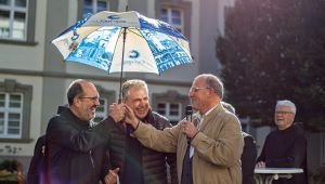 Die Schirmübergabe (von links): Abt Michael Reepen, Dr. Saliba Toutounji und Bruder Andreas Knapp