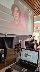 Bei der Auftaktveranstaltung der Kampagne „Armut trifft…“ referierte die renommierte Wissenschaftlerin Professorin Dr. Jutta Allmendinger im Würzburger Burkardushaus vor rund 50 Präsenz- und weiteren 30 Onlineteilnehmern über Armut in Deutschland.