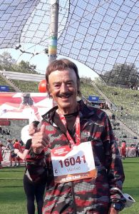 Nach erfolgreichem Zieleinlauf im Münchener Olympiastation: Diakon i. R. Manfred Geßner, schnellster im Zehn-Kilometer-Lauf beim München- Marathon in der Altersklasse M80.