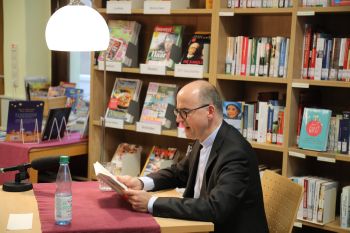 Bischof Dr. Franz Jung hat am bundesweiten Vorlesetag in der Katholischen öffentlichen Bücherei Retzstadt "Emil und die Detektive" vorgelesen.