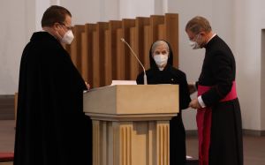 Generalvikar Dr. Jürgen Vorndran überreichte Schwester Pia Frey das Caritaskreuz in Gold. Links Simon Kuttenkeuler.
