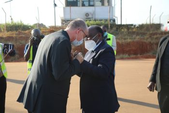 Bischof Dr. Franz Jung (links) und sein Amtskollege John C. Ndimbo (rechts) bei der ersten Begegnung auf tansanischem Boden am Flughafen in Songea.