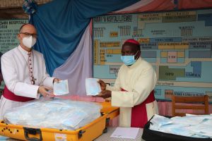 Bischof Dr. Franz Jung (links) übergab im Krankenhaus von Litembo an Bischof John Ndimbo 4000 Masken und 700 Corona-Impfdosen.