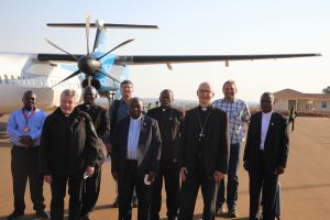 Bischof John C. Ndimbo (5. von links) holte seinen Amtsbruder Dr. Franz Jung (3. von links) am Flughafen in Songea ab.