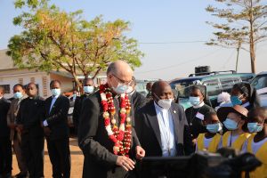 Einen großen Bahnhof bereiteten Bischof John Ndimbo seinem Amtsbruder Dr. Franz Jung bei dessen ersten Besuch im tansanischen Partnerbistum Mbinga.